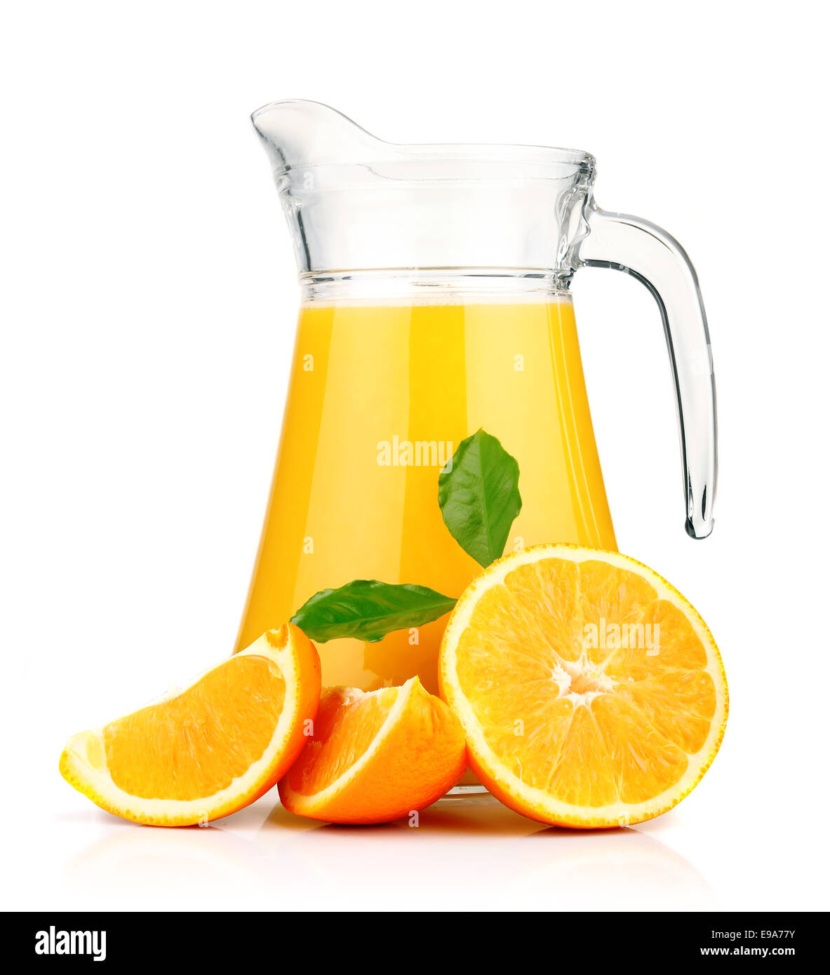 Orangensaft im Krug und Orangen. Stockfoto