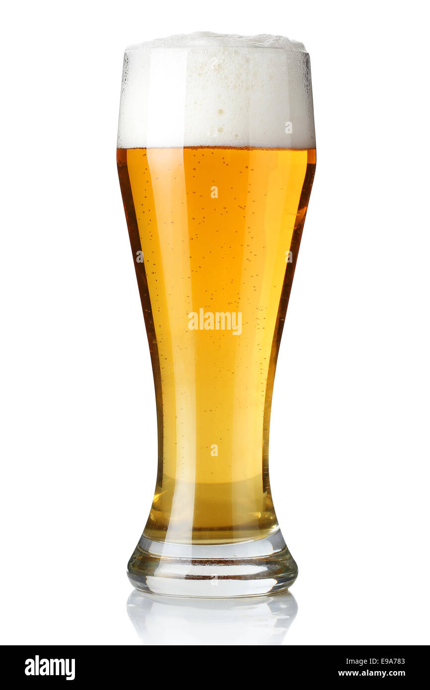 Glas isoliert auf einem weißen Leichtbier Stockfoto