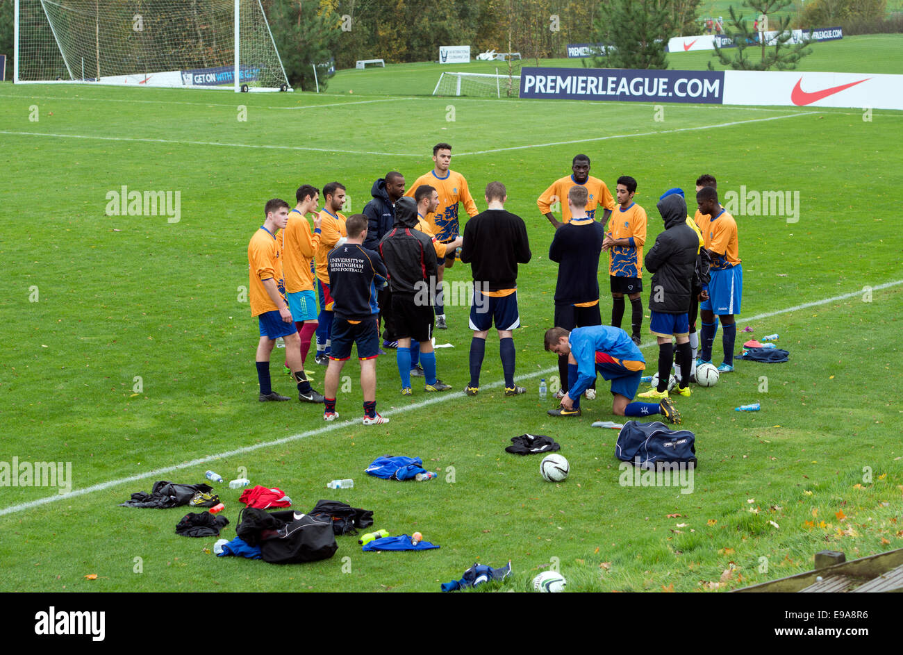 Schüler-Fußballspiel im Warwick University, UK. Halbzeit-Teamsitzung. Stockfoto