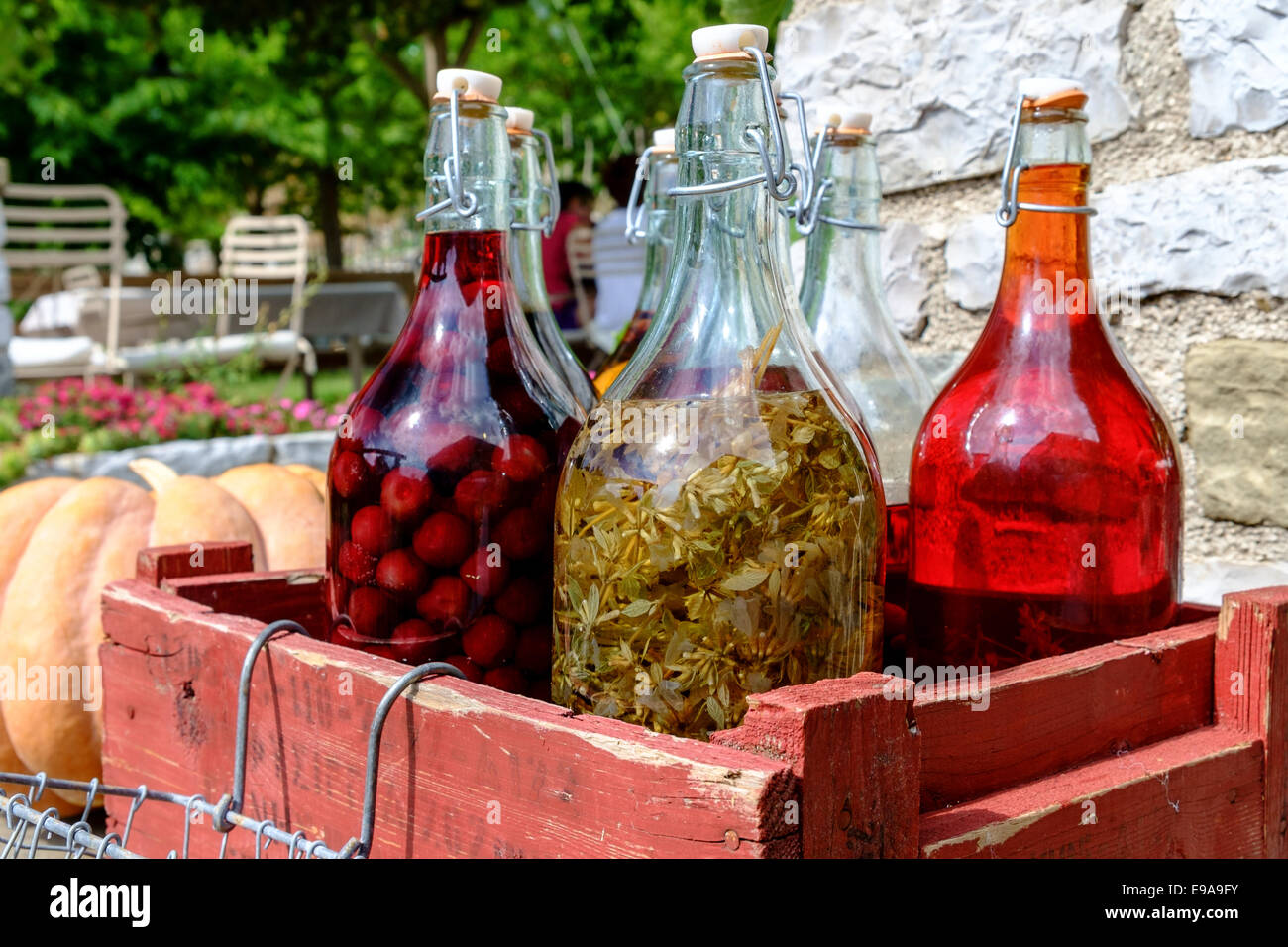 Eine Auswahl an hausgemachten Likör in einer traditionellen Taverne in Kastoria, Mazedonien fotografiert, Griechenland Stockfoto