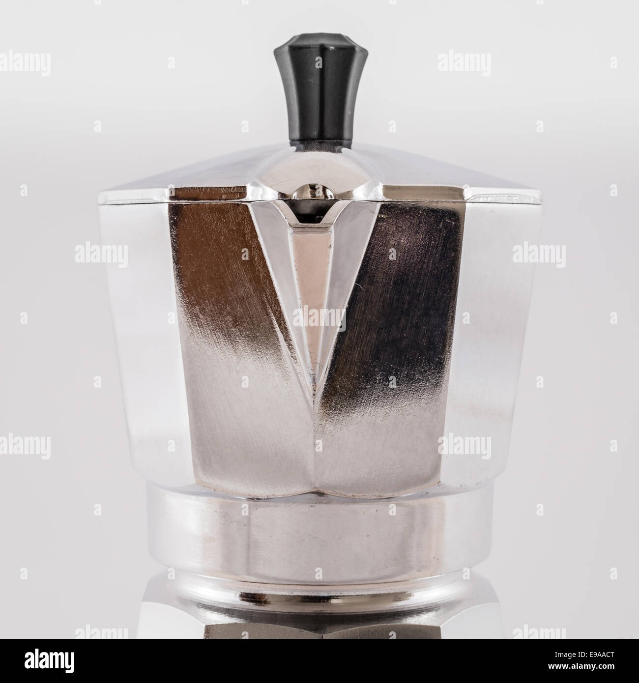 Italienische Kaffeemaschine isoliert auf weißem Hintergrund Stockfoto Italienische Kaffeemaschine isoliert auf weißem Hintergrund Stockfoto