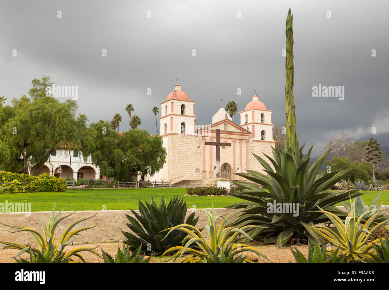 Bewölkten stürmischen Tag in Santa Barbara Mission Stockfoto