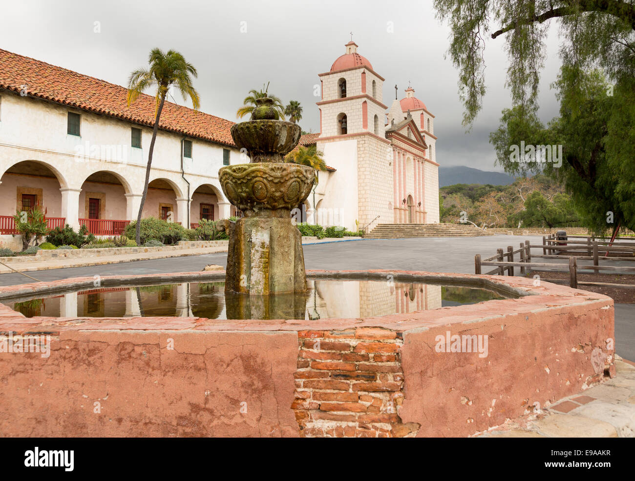 Bewölkten stürmischen Tag in Santa Barbara Mission Stockfoto