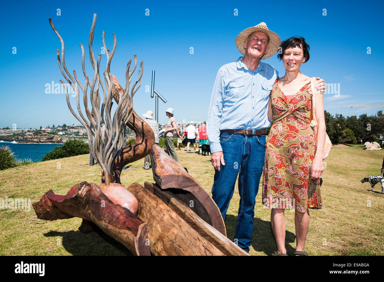Sydney, Australien - 23. Oktober 2014: Künstler Lou Lambert und seine Frau  mit seiner Skulptur 