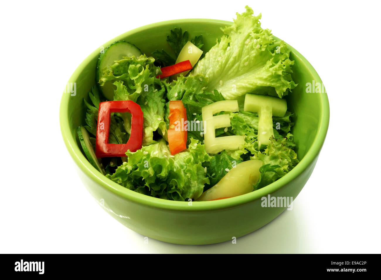 Grüne Platte mit Wort Diät bestehend aus Scheiben von verschiedenen Gemüse auf Salat Stockfoto