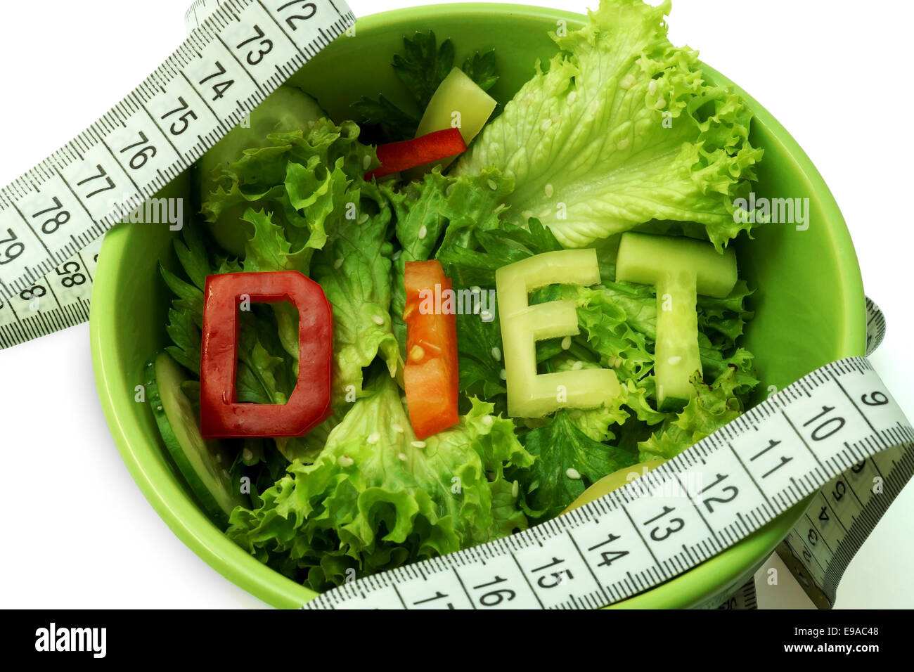 Grüne Platte mit Wort Diät bestehend aus Scheiben von verschiedenen Gemüse auf Salat Stockfoto