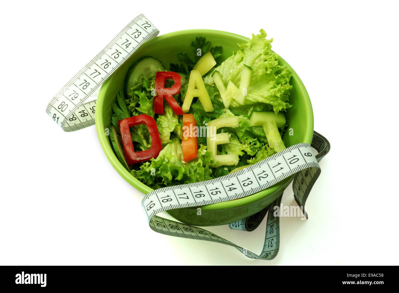Wörter rohe Ernährung bestehend aus Scheiben von verschiedenen Gemüsen Stockfoto