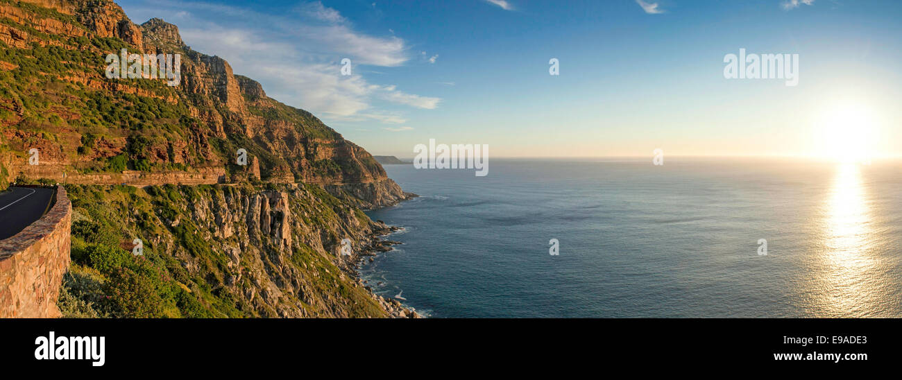 Zeigen Sie südlich von Chapmans Peak entlang der Steilküste über dem Atlantik, Kapstadt, Südafrika an Stockfoto