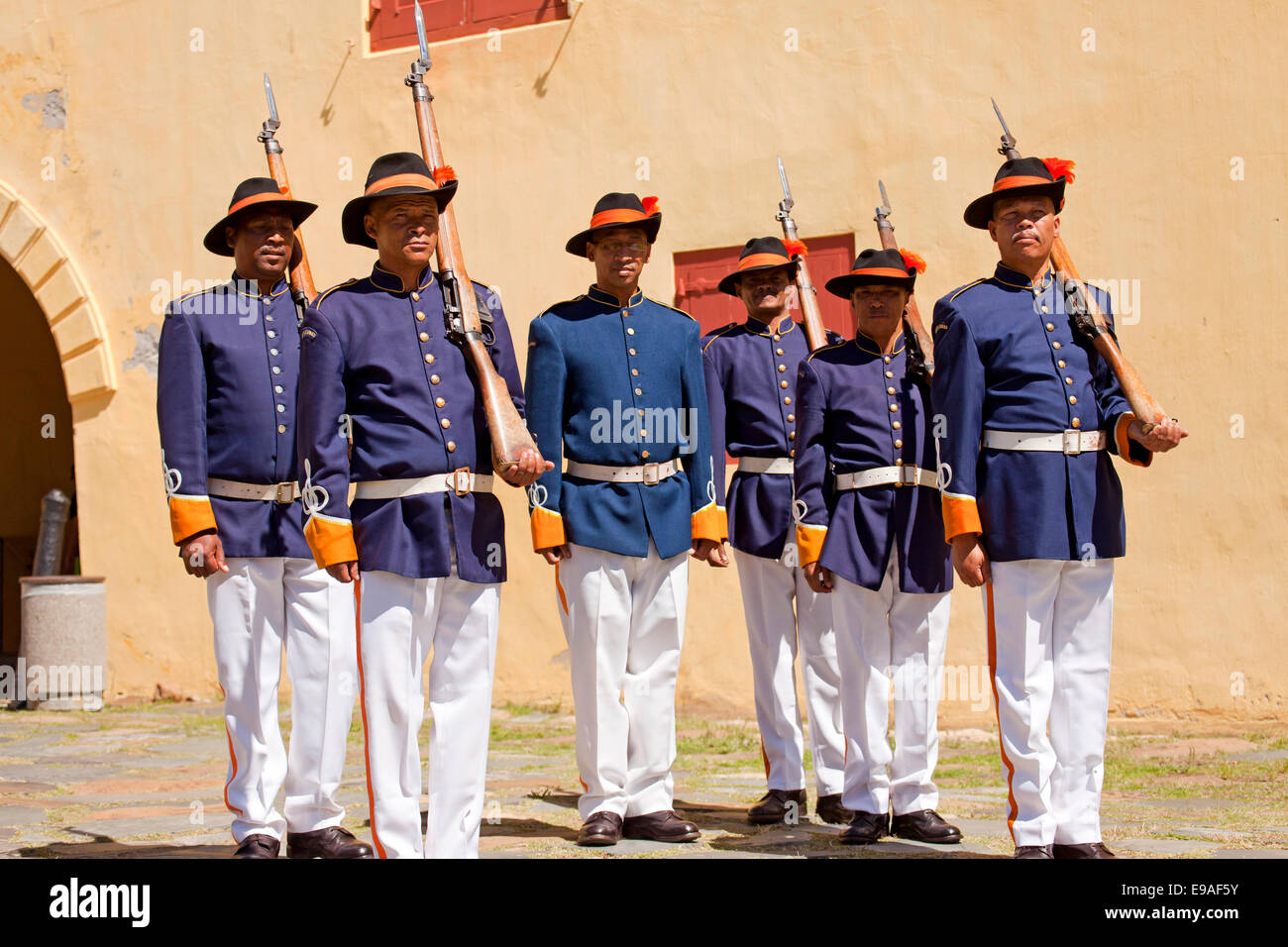 Wachen in historischer Uniform während der Schlüssel-Zeremonie am Castle of Good Hope Cape Town, Western Cape, Südafrika Stockfoto