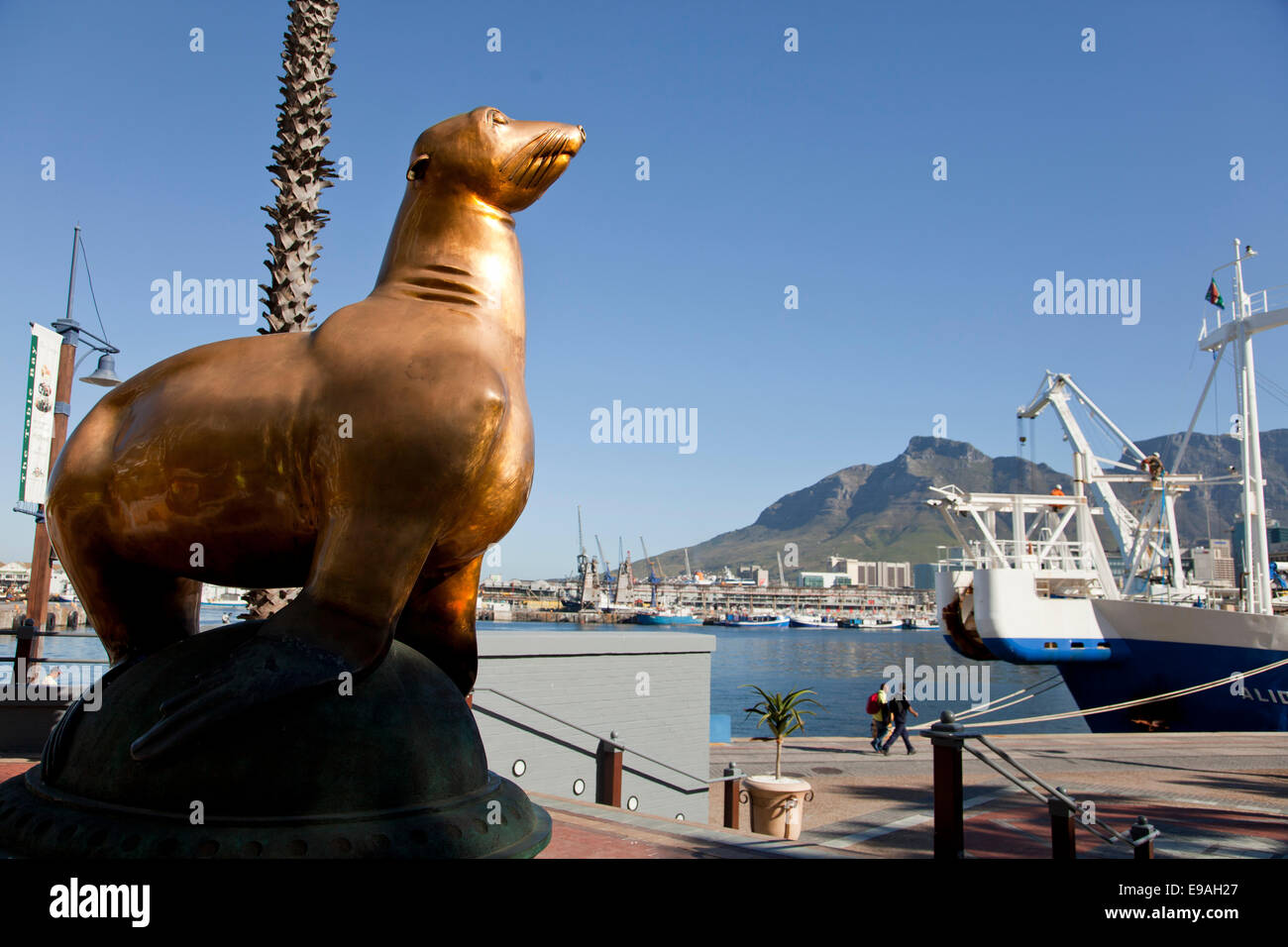 Statue von Oscar der Dichtung außerhalb das Table Bay Hotel, Victoria & Alfred Waterfront, Cape Town, Western Cape, Südafrika Stockfoto