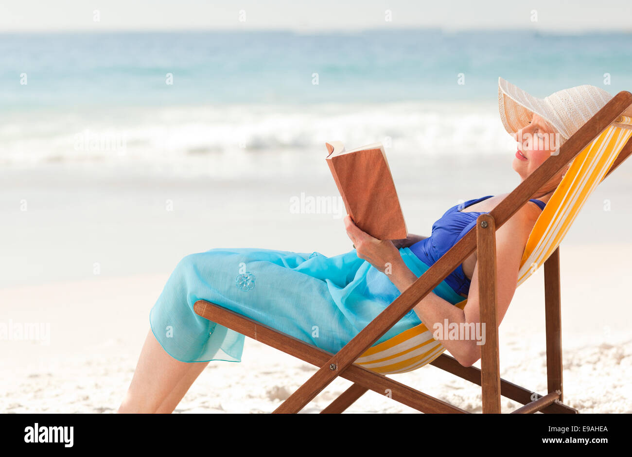Die Frau Am Strand Buch Ältere Frau, die ein Buch am Strand lesen Stockfotografie - Alamy