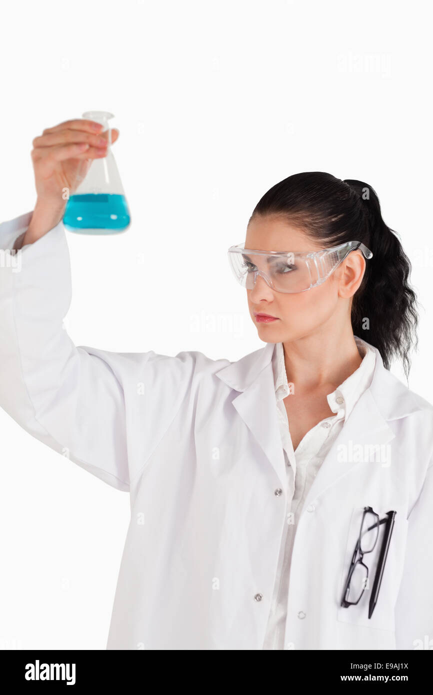 Dunkelhaarige Frau, die Durchführung eines Experiments Stockfoto