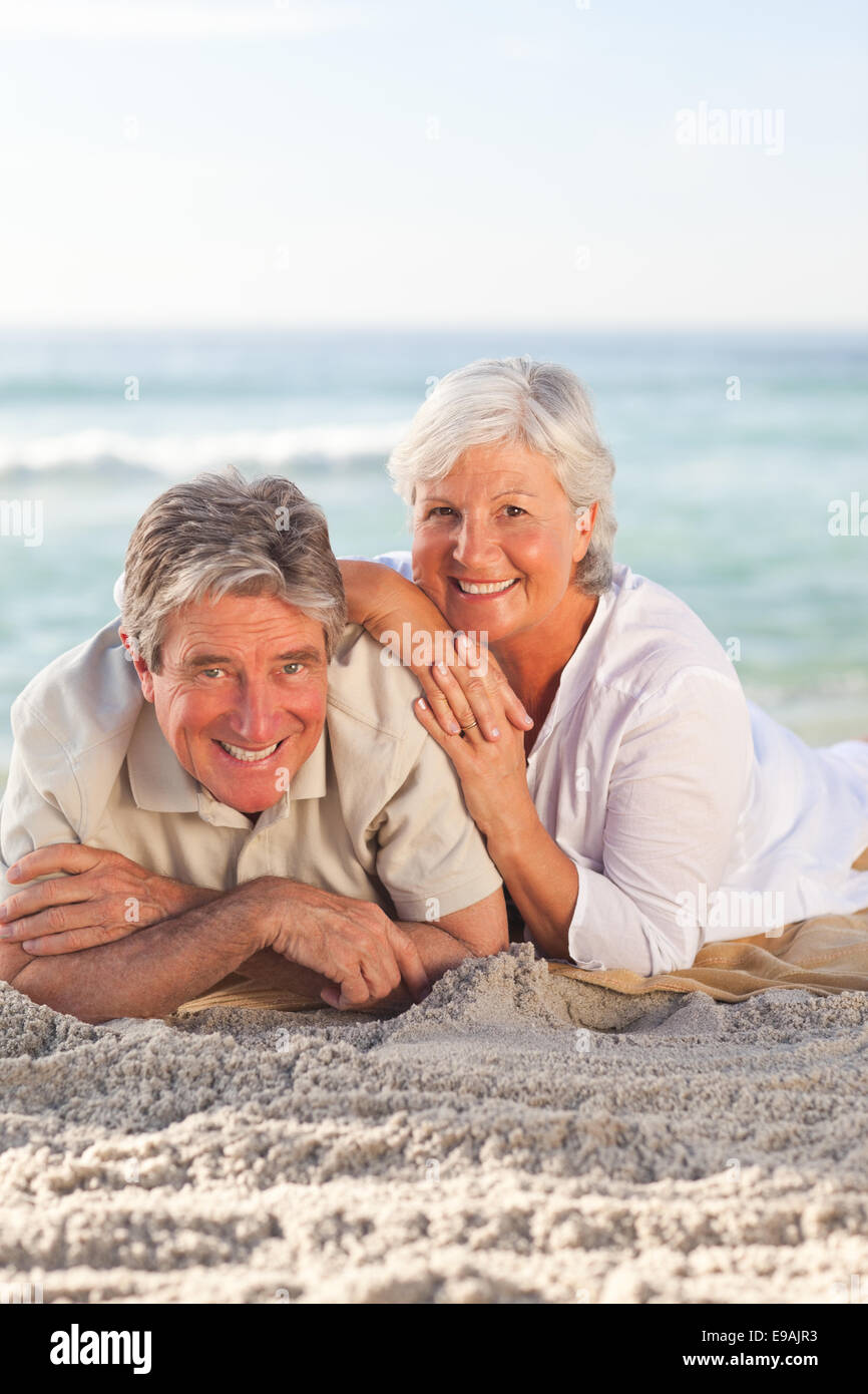 Älteres Ehepaar Am Strand Liegend Stockfotografie Alamy