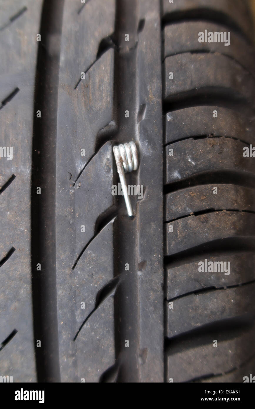Punktion / punktiert Pkw-Reifen / Reifen mit scharfer Feder (andere als Nagel oder Schraube) eingebettet in der Lauffläche. UK Stockfoto