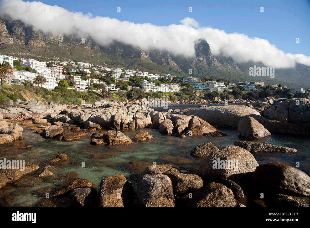 Zwölf Apostel Bergkette und Camps Bay in Kapstadt, Westkap, Südafrika Stockfoto