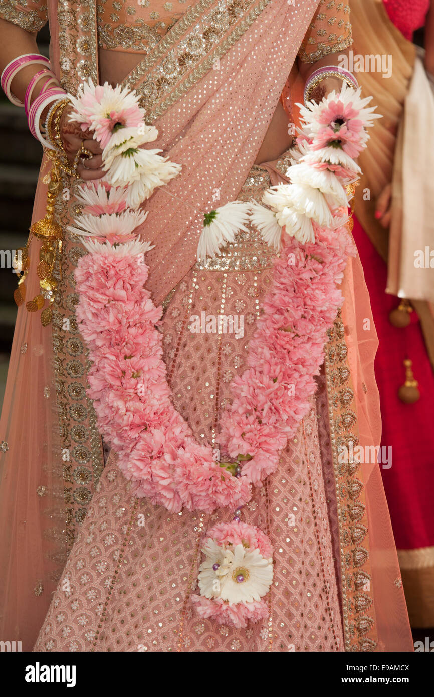 Indische Hindu Hochzeit Mit Girlanden Aus Blumen Schonheit Farben Und Gluck Stockfotografie Alamy