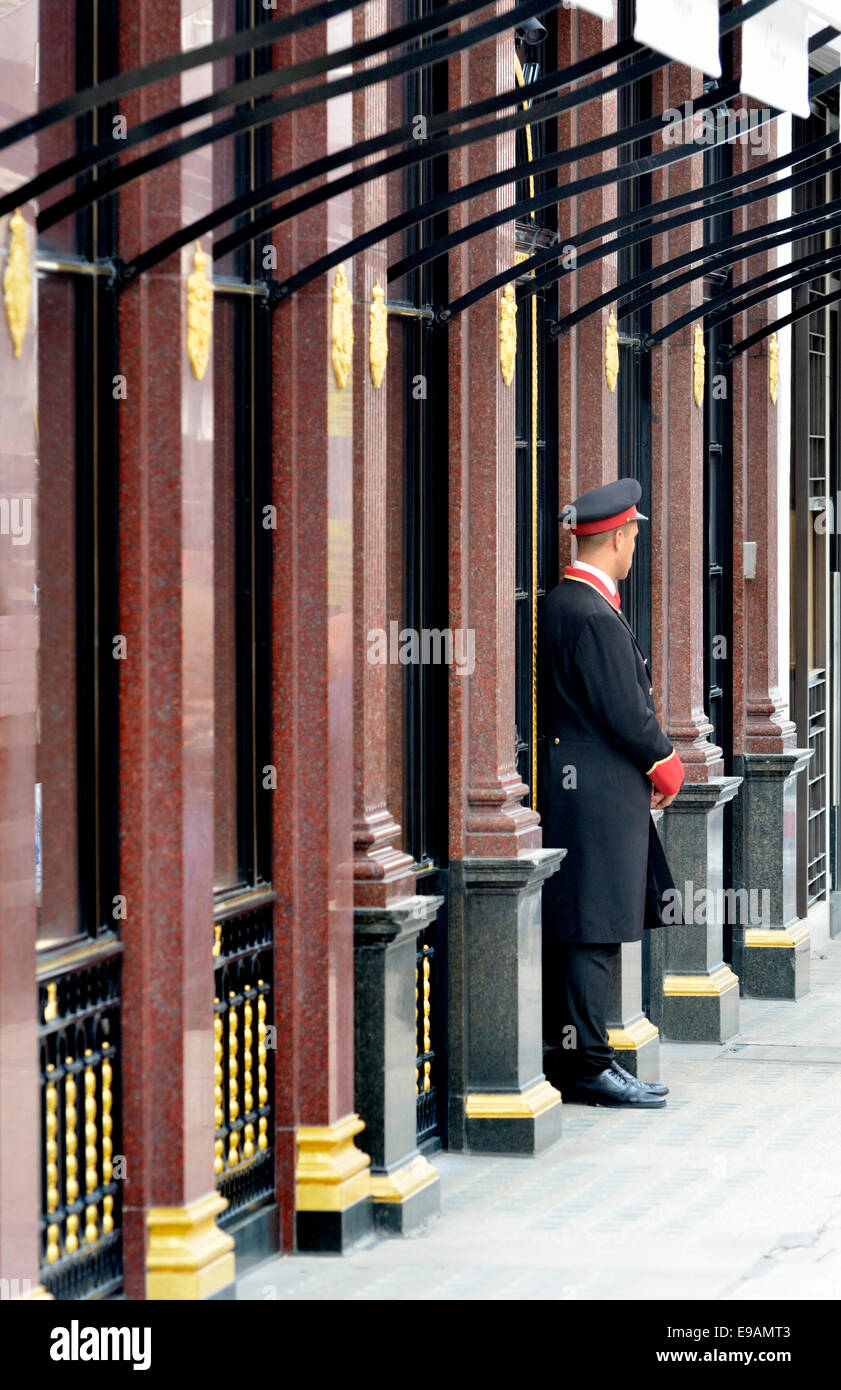 London, England, Vereinigtes Königreich. Türsteher im Cartier Shop in Bond Street Stockfoto