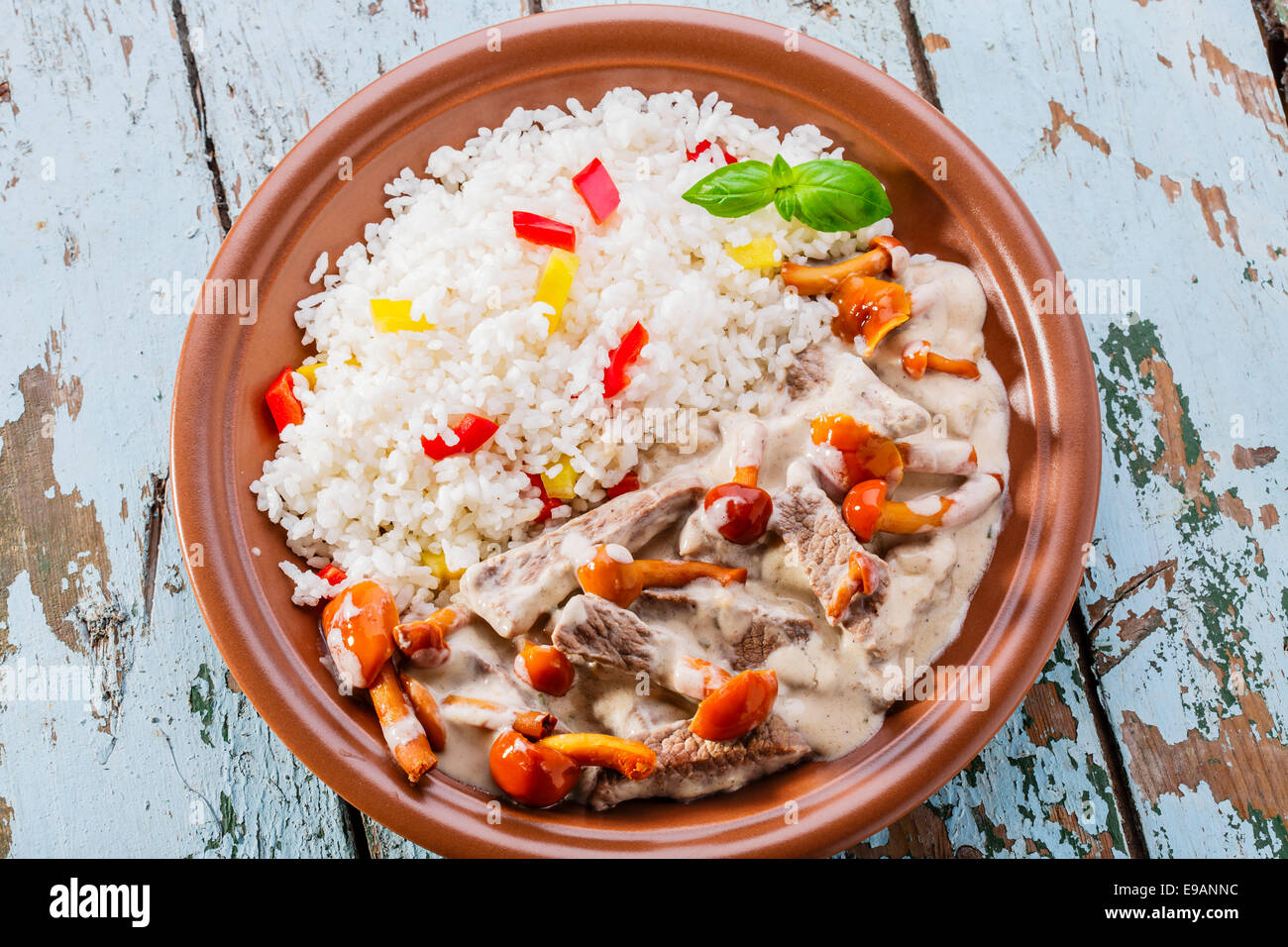 Boeuf Stroganoff mit Champignons und Reis Stockfoto
