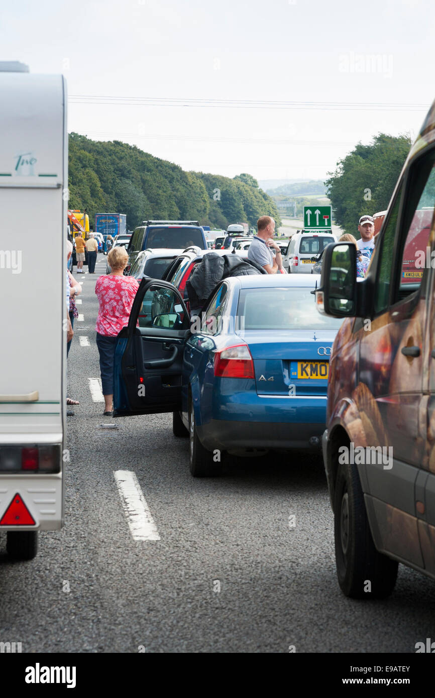 Verkehr im Stillstand / aufgrund der Vorfall sich nicht bewegen. Warten Fahrer / Passagiere verlassen haben Autos & Fahrzeuge zu Fragen, auf die Straße Stockfoto