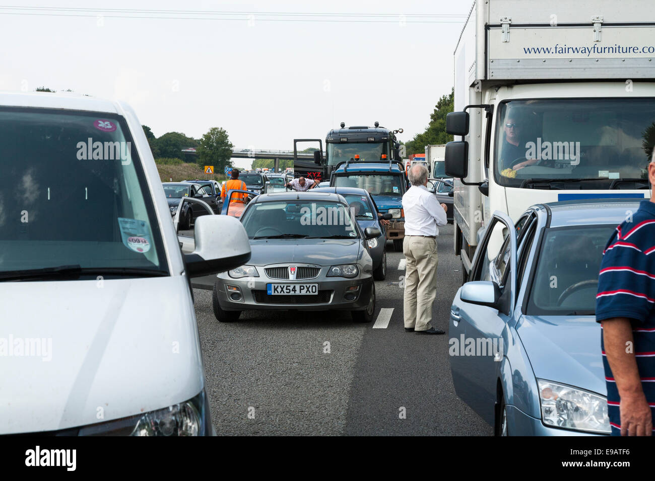 Verkehr im Stillstand / aufgrund der Vorfall sich nicht bewegen. Warten Fahrer / Passagiere verlassen haben Autos & Fahrzeuge zu Fragen, auf die Straße Stockfoto