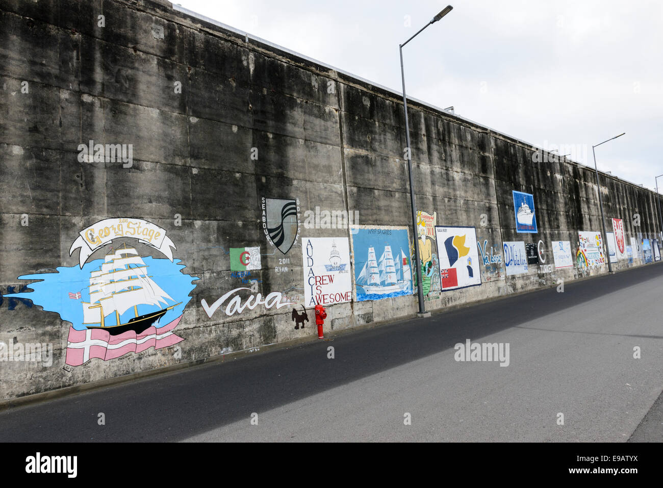 Graffiti an der Hafenmauer Stockfoto Graffiti an der Hafenmauer Stockfoto