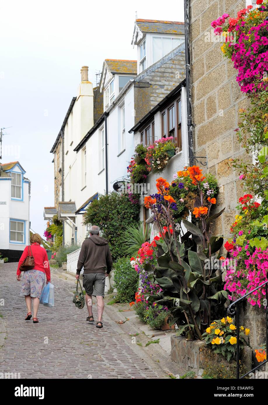 Ein Mann und eine Frau Tragetaschen zu Fuß Liebe hinaufgeschossen St Ives Cornwall England uk Stockfoto