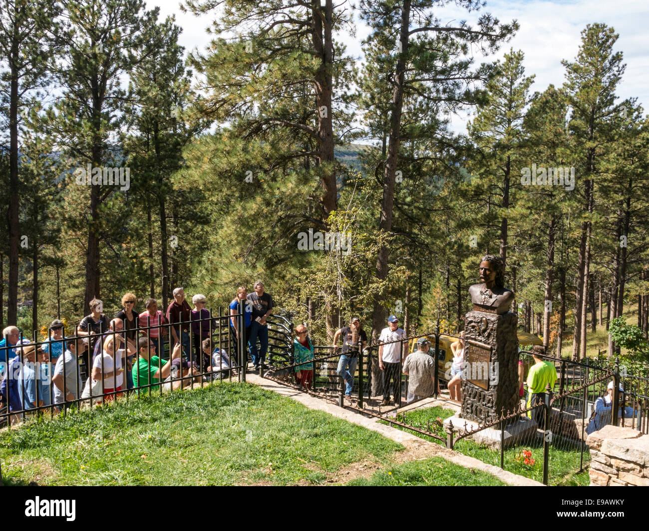 Reisegruppe besucht Wild Bill Hickok Grab, Mount Moriah Cemetery in Deadwood, South Dakota, USA Stockfoto
