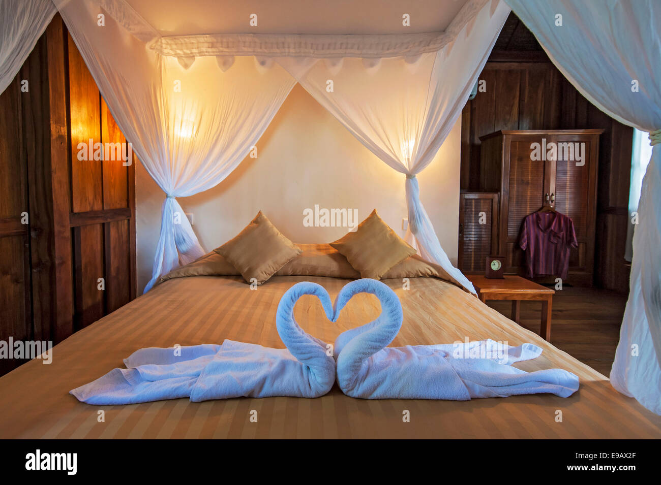 Bett im Palm-Bungalow, Wakatobi Dive Resort, Sulawesi, Indonesien Stockfoto