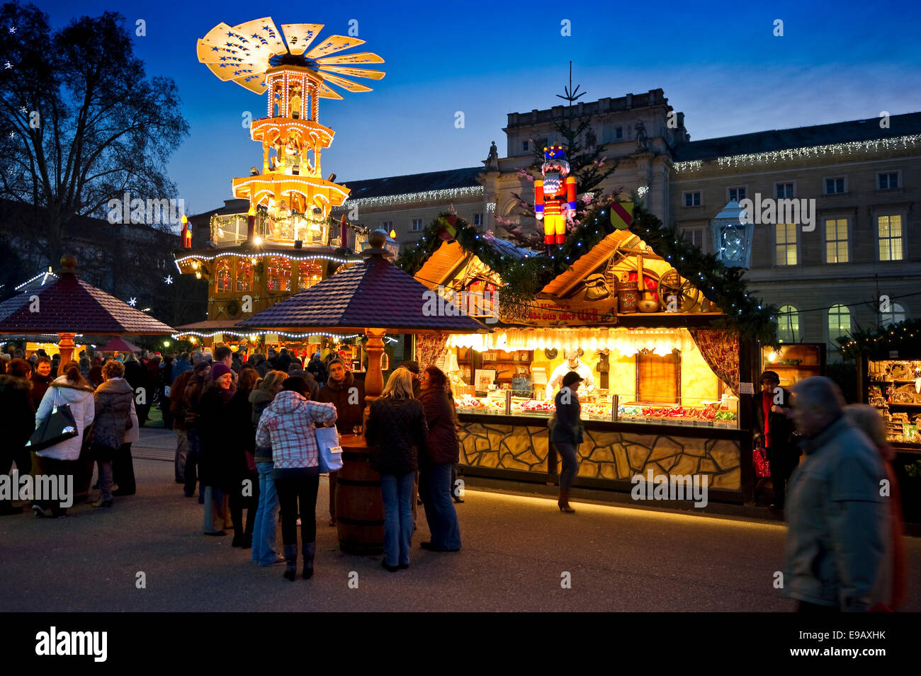 Weihnachtsmarkt in der Abenddämmerung, Karlsruhe, Baden-Württemberg, Deutschland Stockfoto