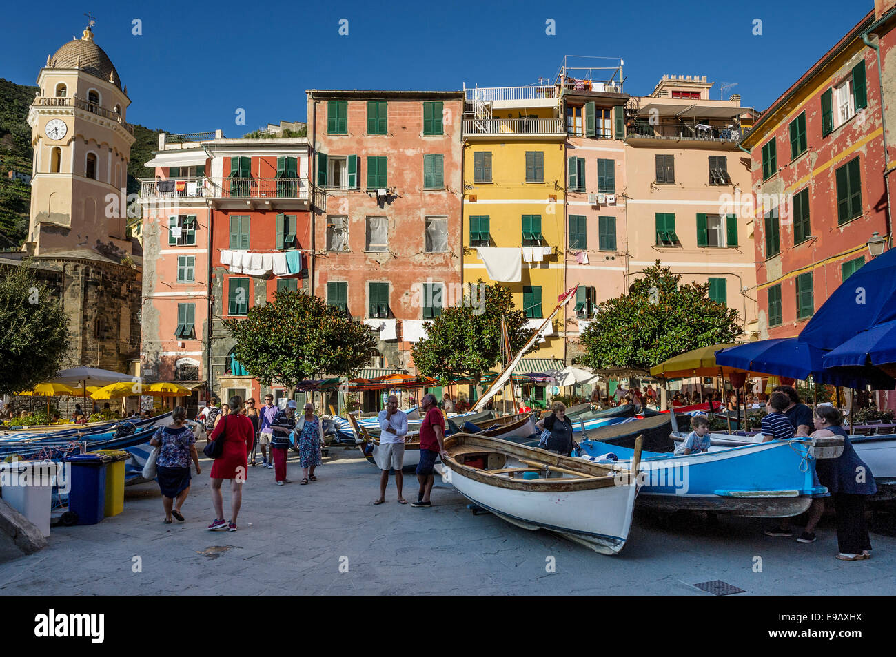 Abend am Hafen, Vernazza, Cinque Terre, La Spezia Provinz, Ligurien, Italien Stockfoto