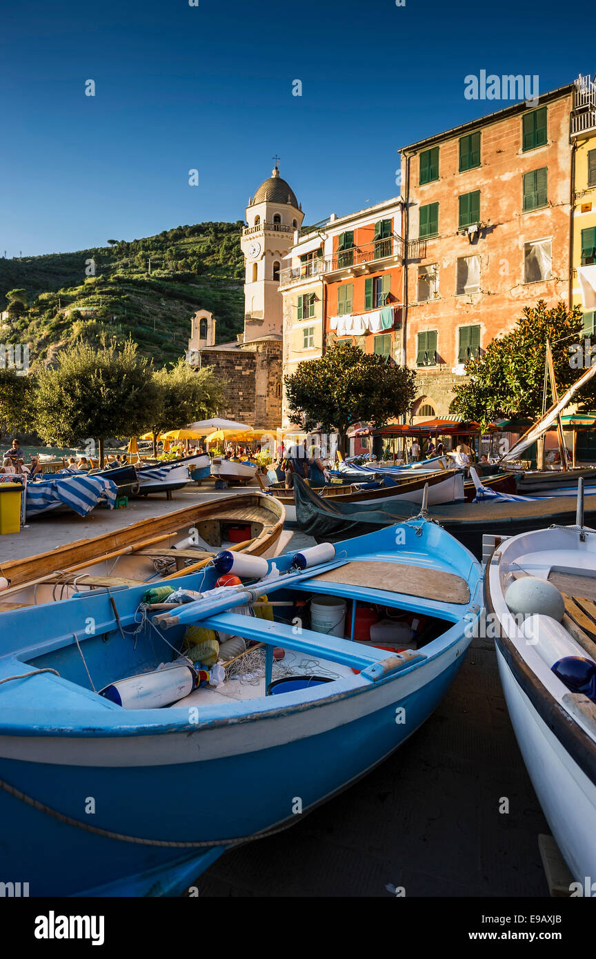 Abend am Hafen, Vernazza, Cinque Terre, La Spezia Provinz, Ligurien, Italien Stockfoto