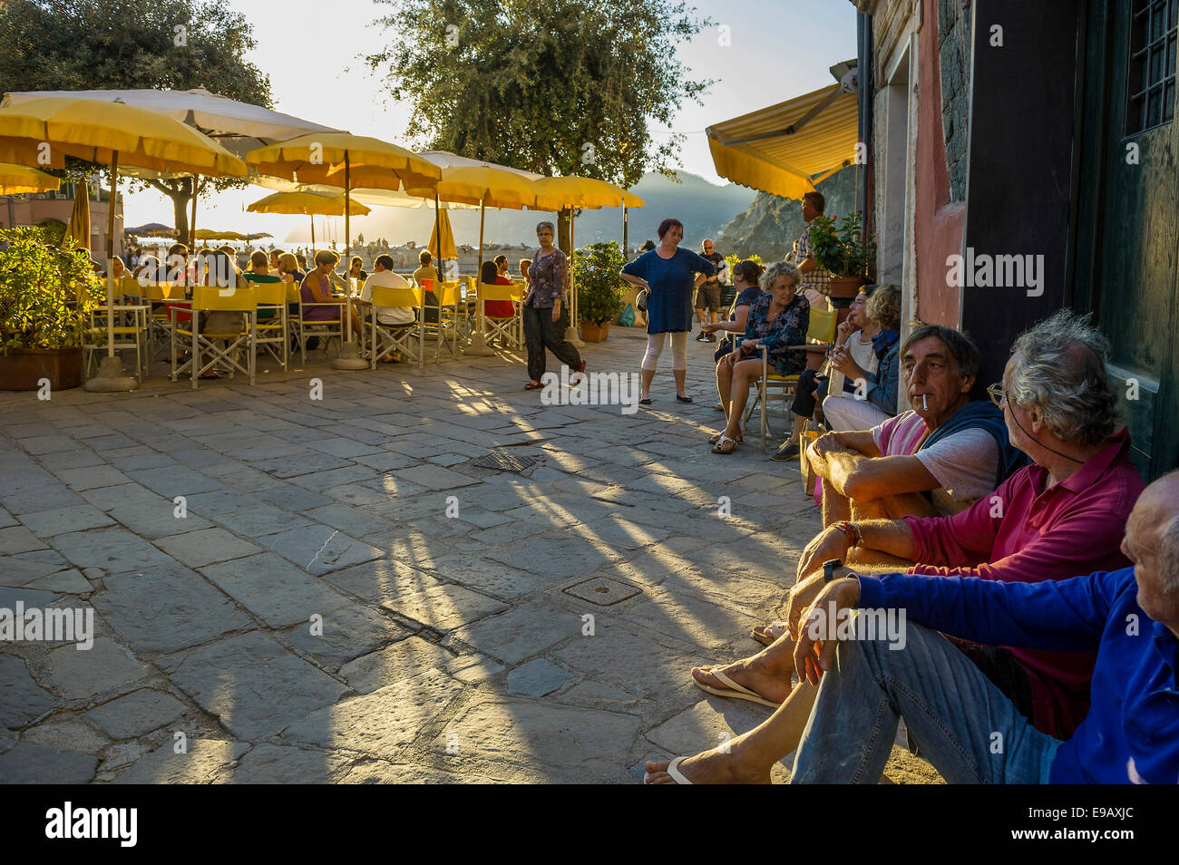 Restaurant am Hafen, am Abend Stimmung, Vernazza, Cinque Terre, La Spezia Provinz, Ligurien, Italien Stockfoto