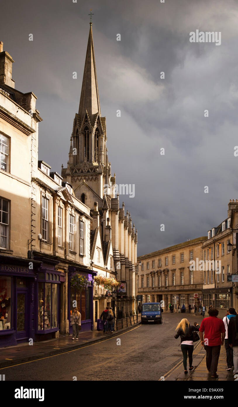 Großbritannien, England, Wiltshire, Bad, Turm der St. Michaels Kirche über Broad Street Stockfoto