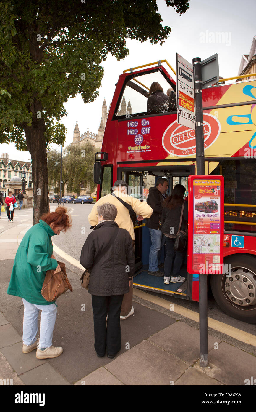 Großbritannien, England, Wiltshire, Bad, ausländische Besucher Sightseeing-Bus einsteigen Stockfoto