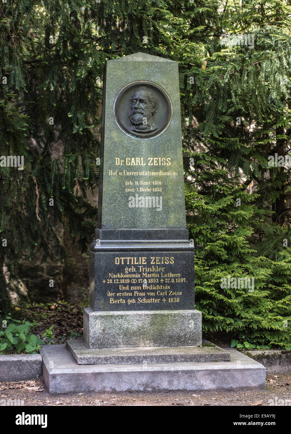 Grab von Carl Zeiss, Relief Portrait und Inschrift, schwarzer Obelisk, entworfen von Otto Späte, historischen Friedhof Friedhof Stockfoto