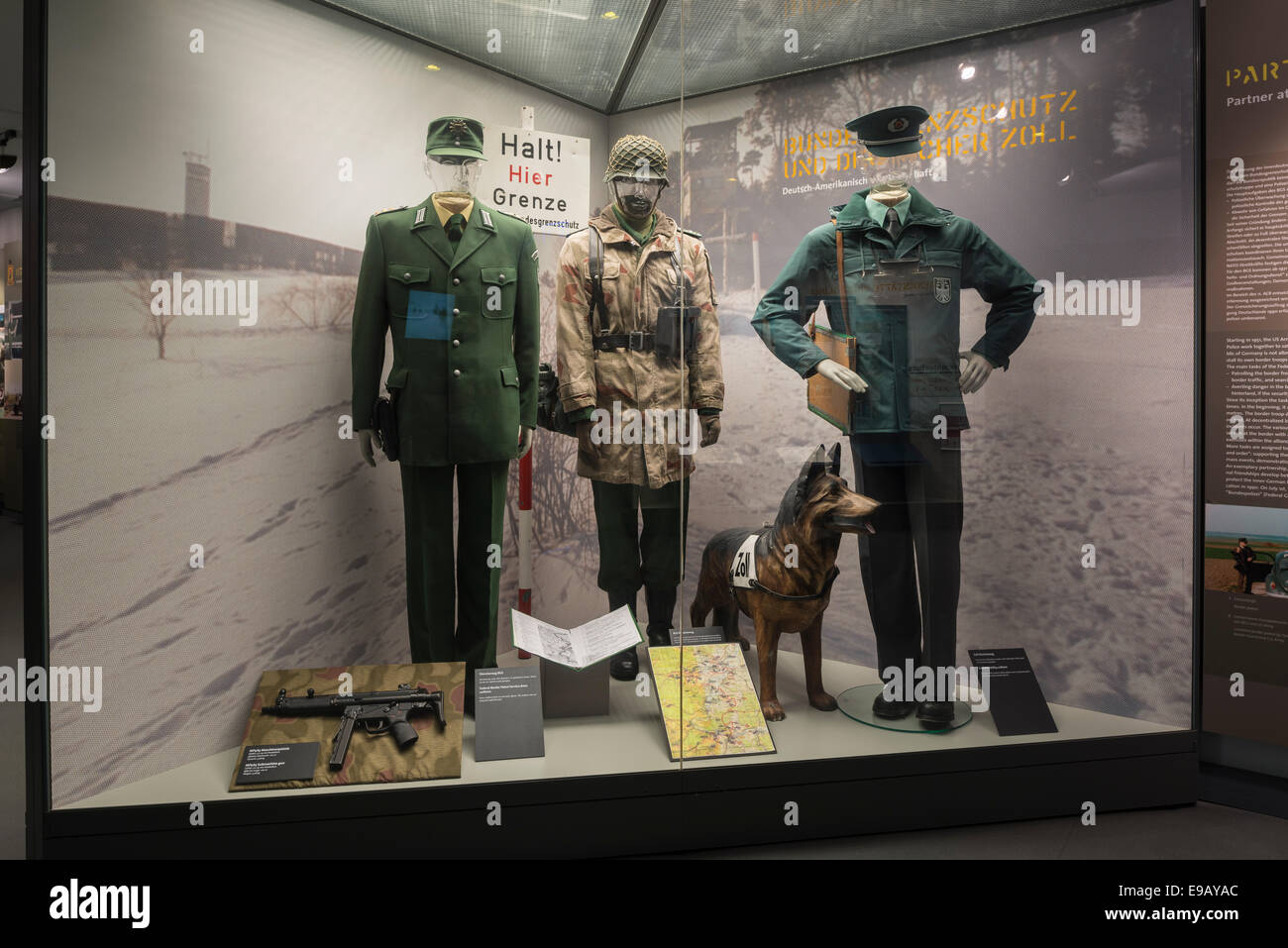 Historische Uniformen der deutschen Grenze, Polizei- und Zollbeamte tätig, Point Alpha-Gedenkstätte und museum Stockfoto