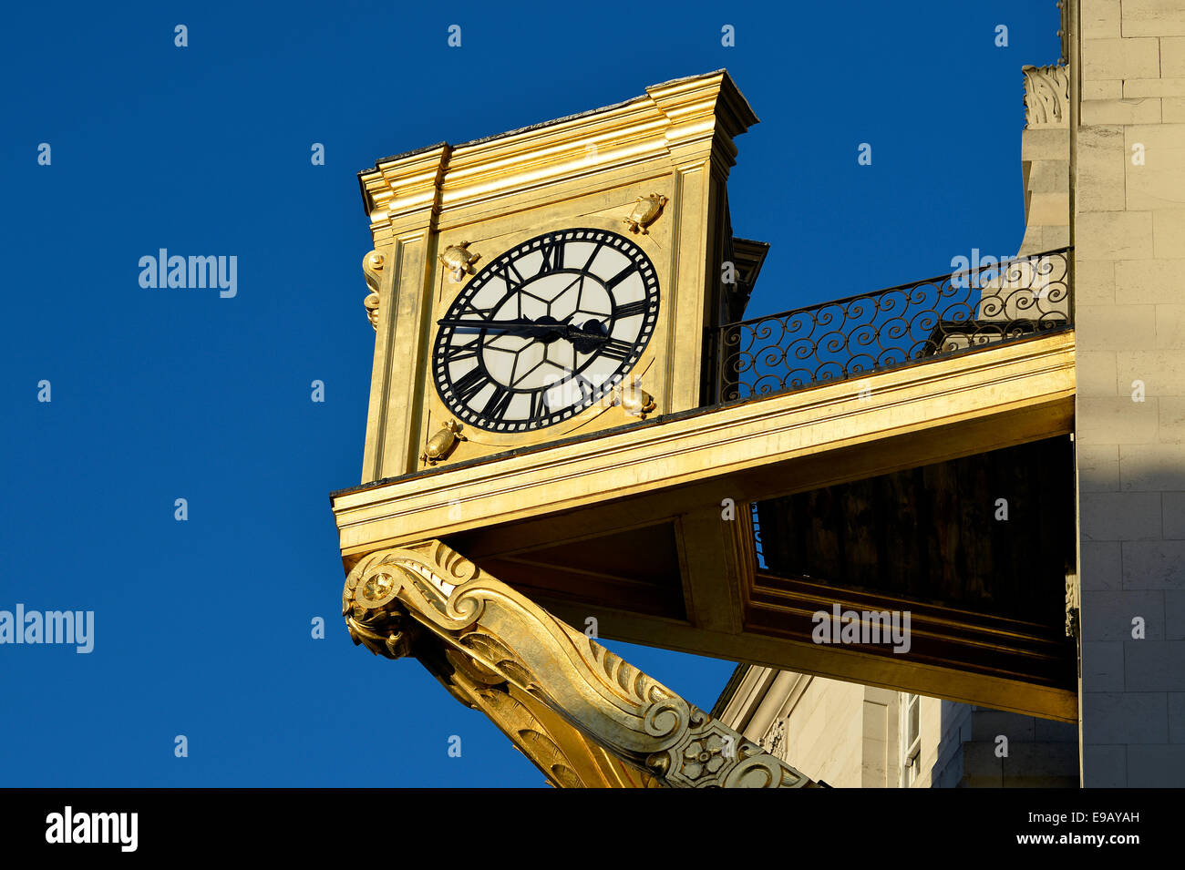 Goldene Uhr an Leeds Civic Hall, Leeds, West Yorkshire, England, Vereinigtes Königreich Stockfoto