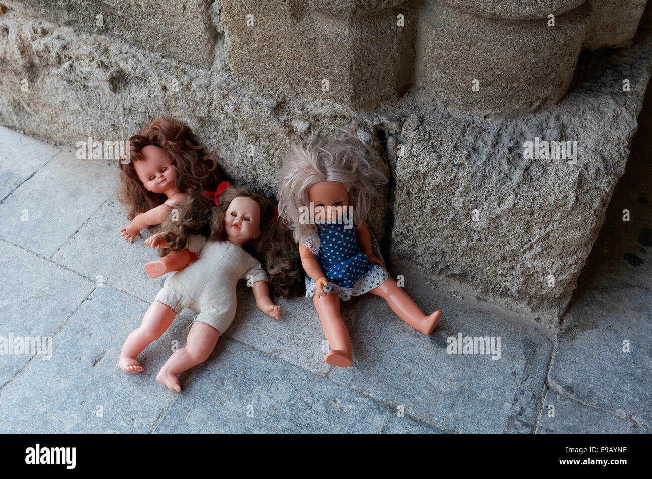Drei vergessene Kinder Puppen neben einer mittelalterlichen Spalte, Ritter Straße oder Odós Hippotón, Altstadt, Rhodos Stockfoto