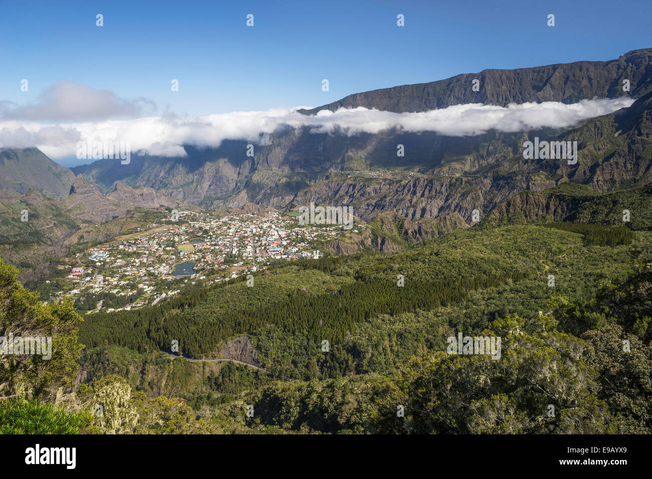 Wolken über Cilaos Becken, Cirque de Cilaos, Reunion Stockfoto