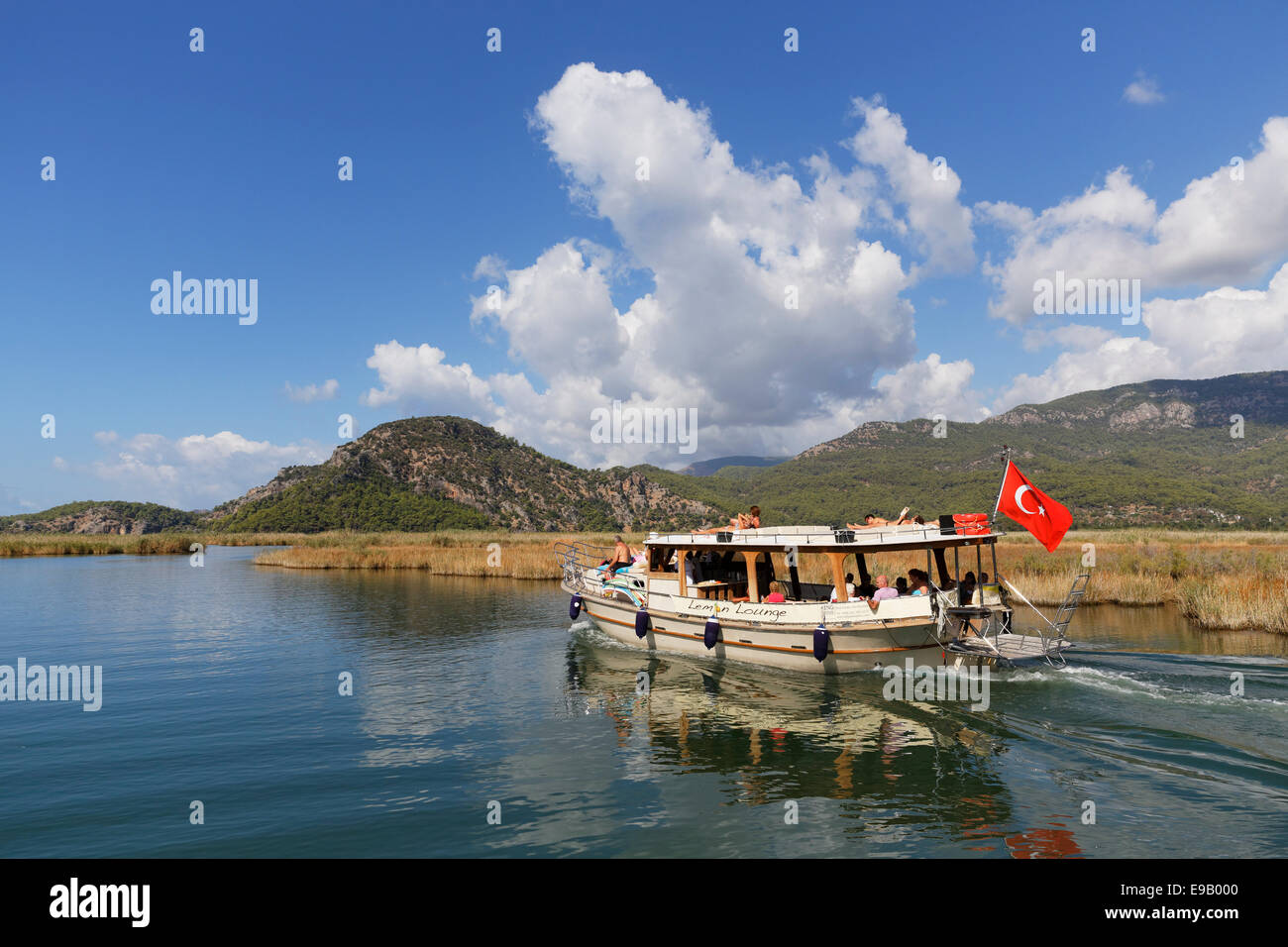 Ausflugsschiff im Dalyan Delta, Dalyan, Provinz Muğla, türkische Riviera oder türkische Riviera, Ägäis, Türkei Stockfoto