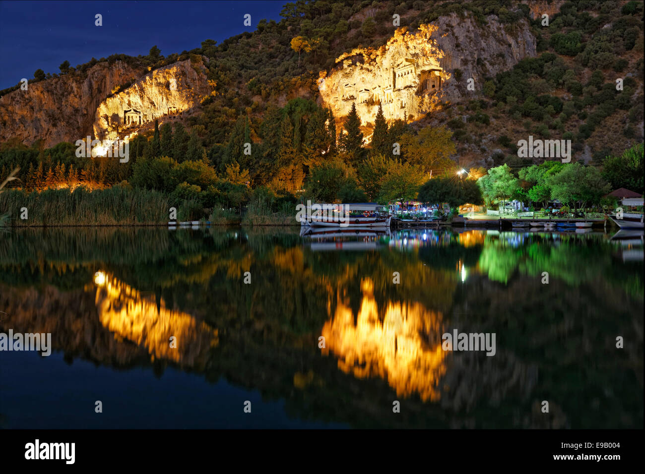 Beleuchtete Felsengräber von Kaunas auf den Dalyan Fluss Dalyan, Provinz Muğla, türkische Riviera oder die türkische Riviera, Aegean Stockfoto