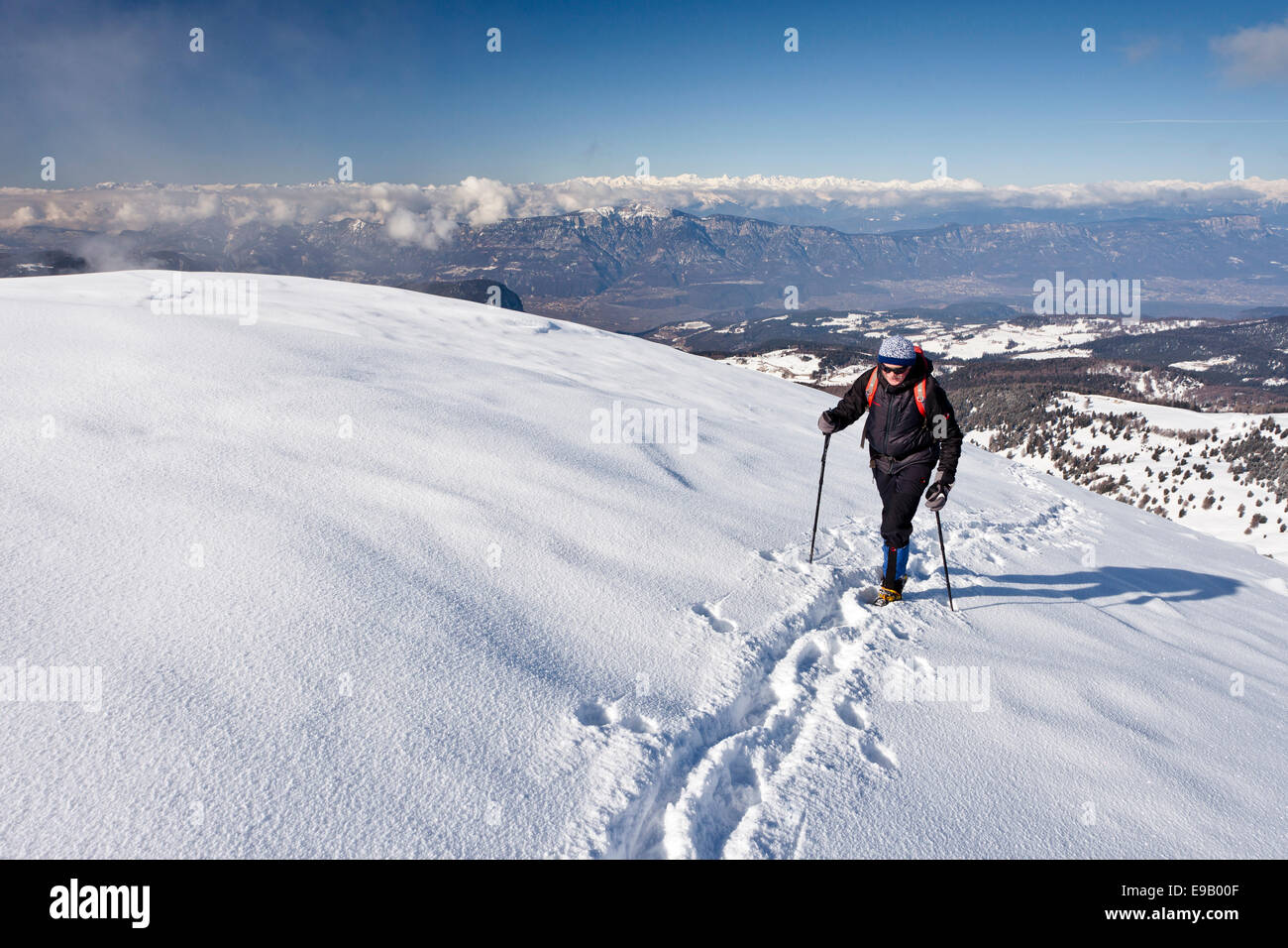 Winterwanderer aufsteigender Schwarzhorn Berg auf Jochgrimm Pass, Alto Adige, Italien Stockfoto