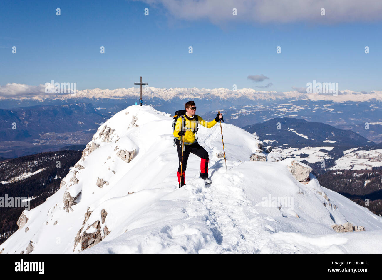 Winterwanderer auf dem Gipfelgrat beim Abstieg vom Weißhorn Berg auf Jochgrimm Pass, vor dem Gipfel von Weißhorn Stockfoto