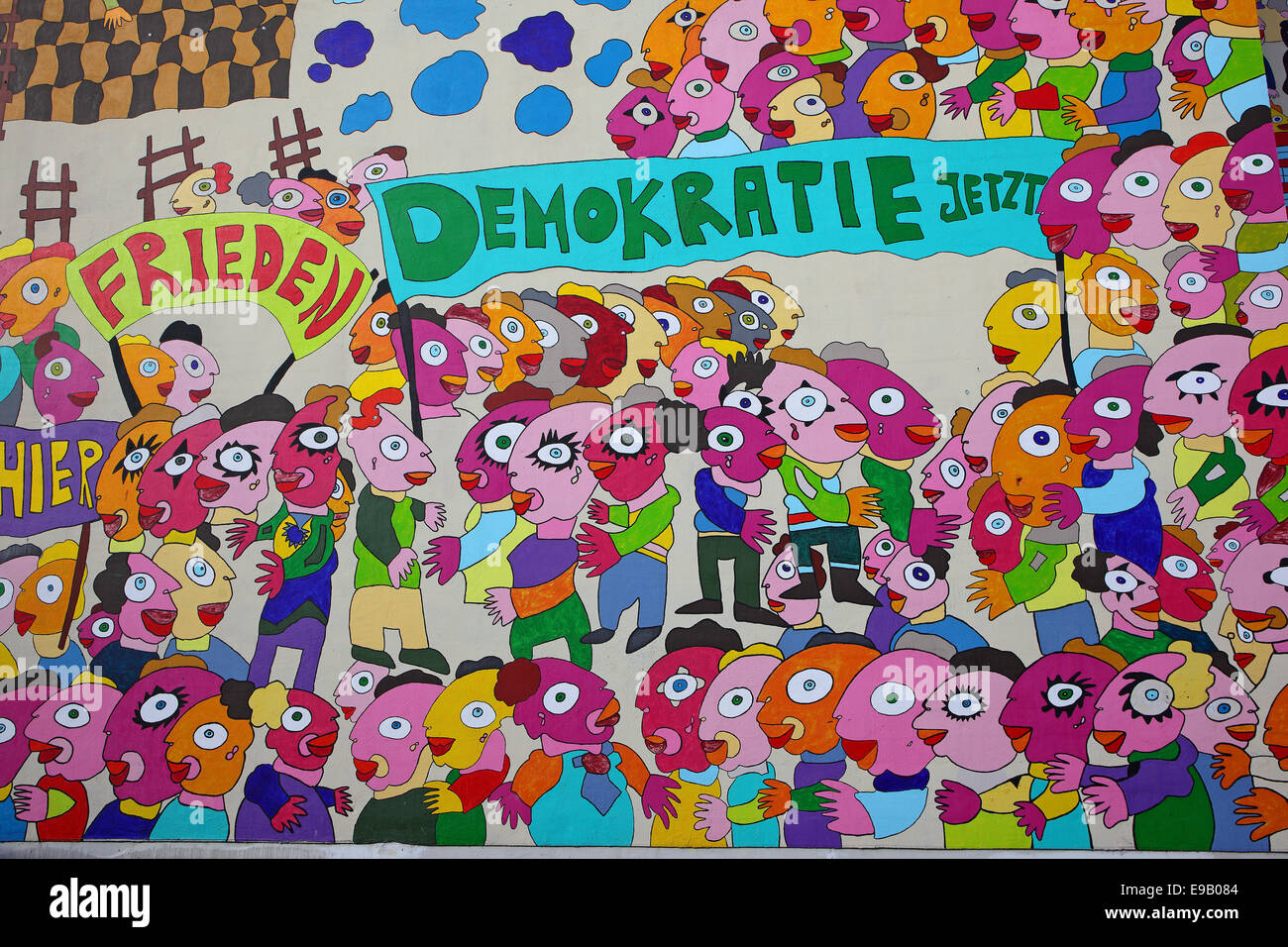 Bunte Wandgemälde mit den Worten "Frieden" und "Demokratie Jetzt", Deutsch für "Frieden" und "Demokratie jetzt" an der Wand von der Stockfoto
