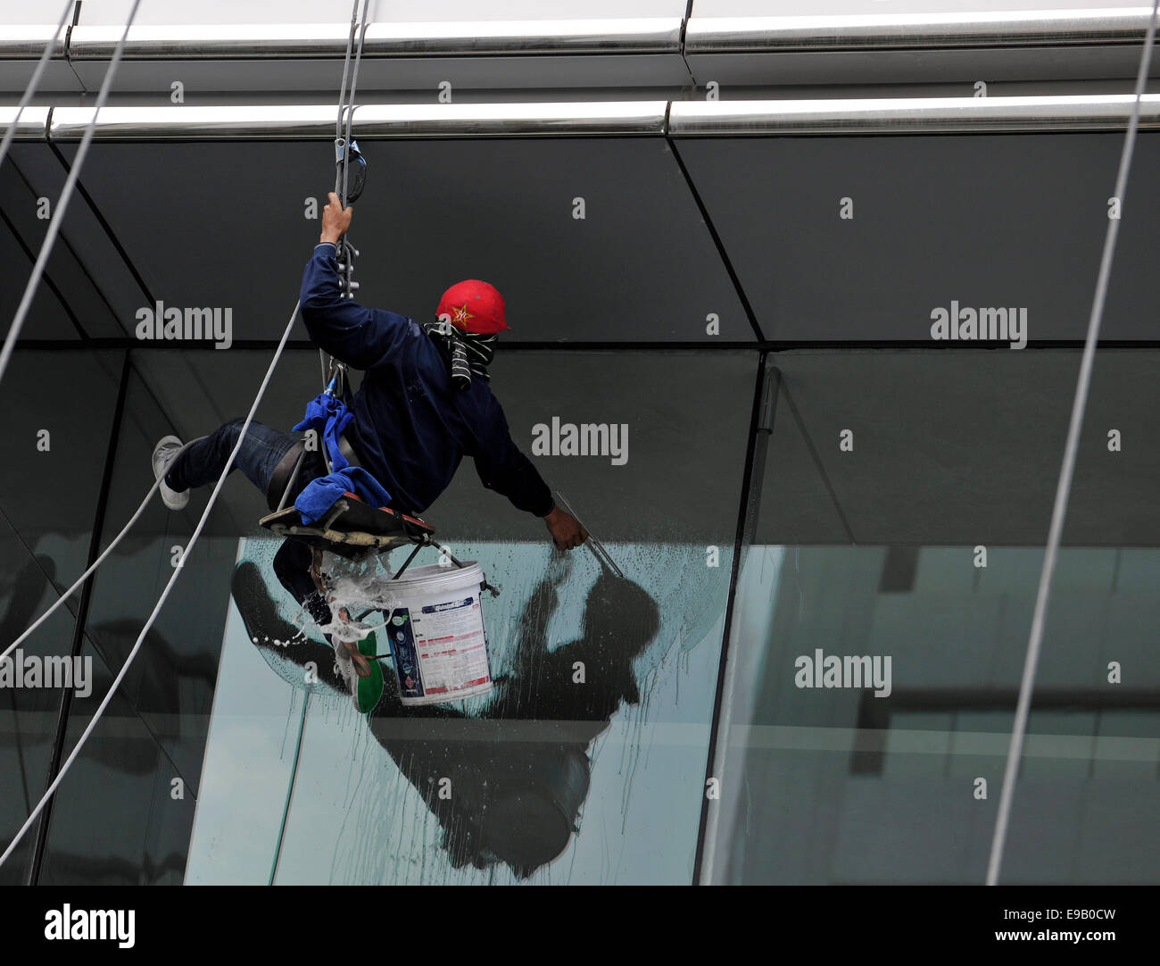 Fenster Reiniger Reinigung einer Fensterscheibe Stockfoto