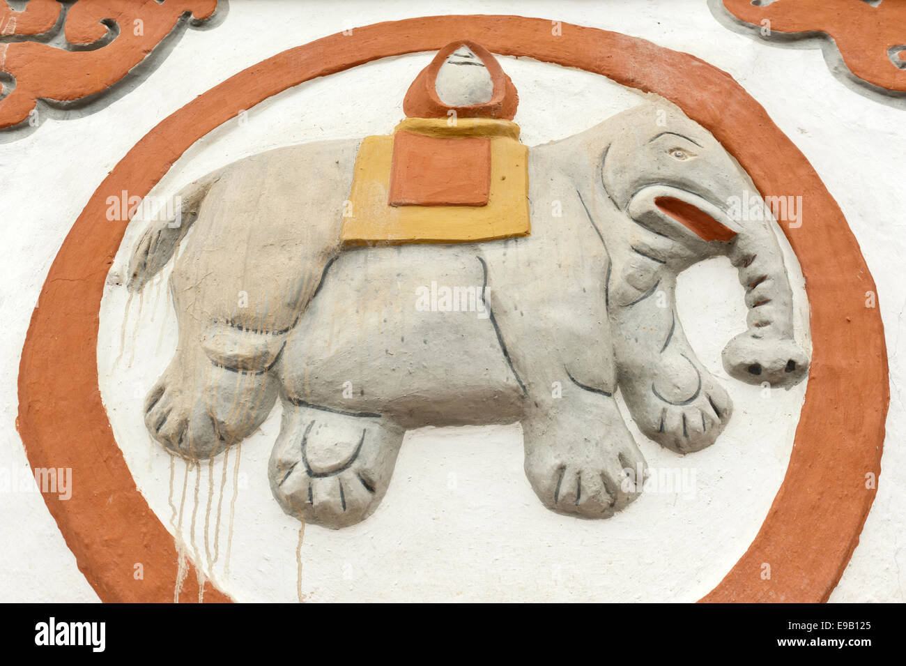 Buddhistische Stupa, Detail, Glückssymbol eines Elefanten, Sungda Chorten in Charang, Upper Mustang, Nepal, Asien Stockfoto