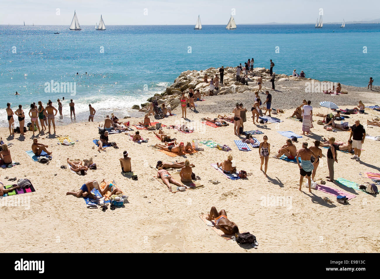 Touristen am Strand an der Promenade des Anglais, Nizza, Provence-Alpes-Côte d ' Azur, Frankreich Stockfoto