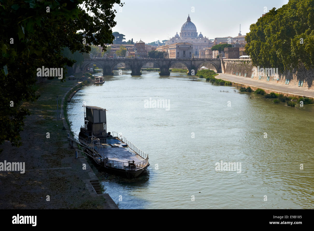 Flusses Tiber mit der Basilika St. Peter im Hintergrund, Rom, Italien Stockfoto