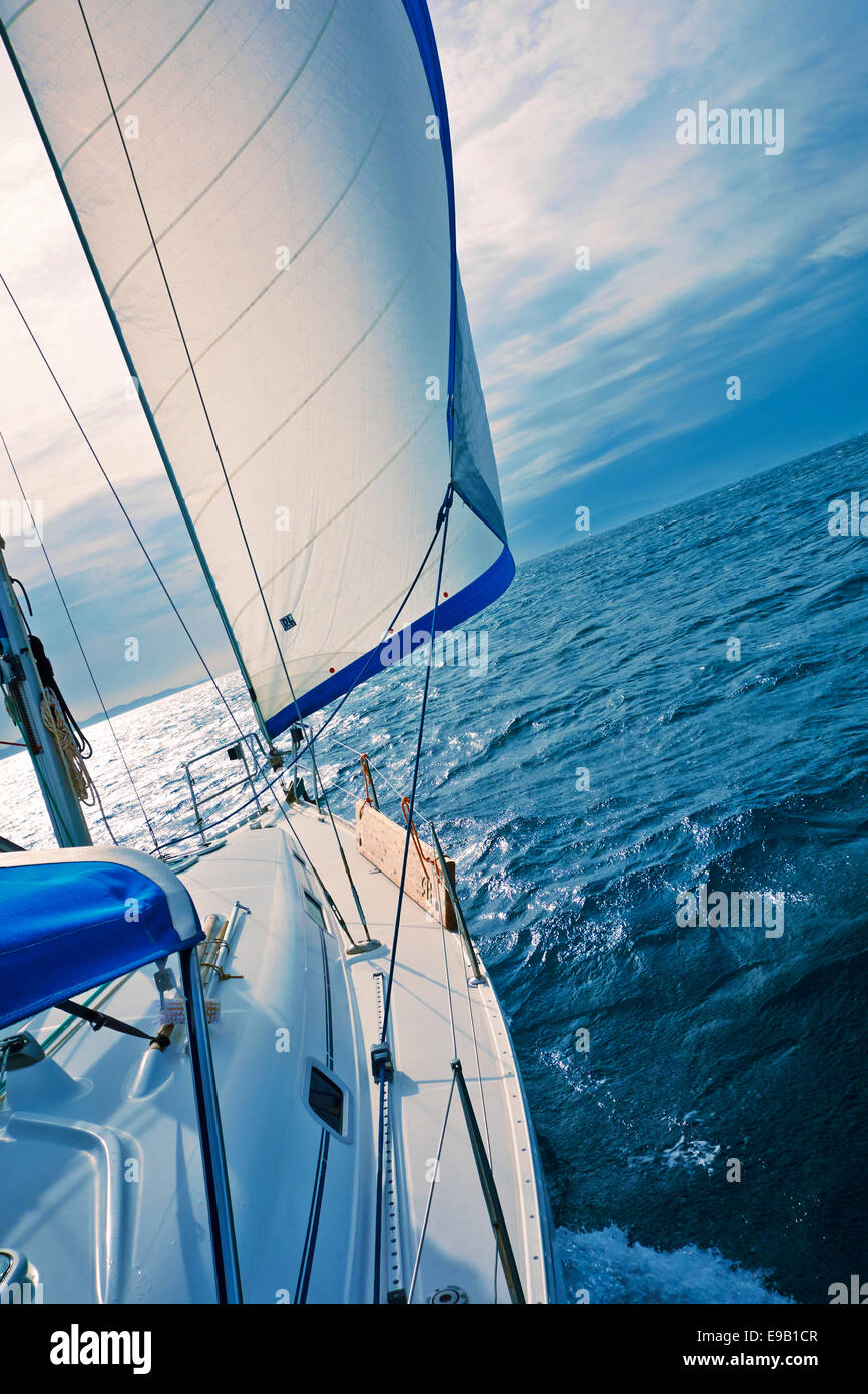 Eine Yacht segeln in Windrichtung mit einem vollen Genua. Stockfoto