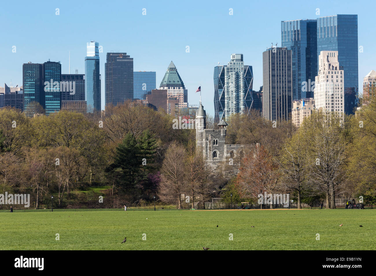 Schloss Belvedere und Skyline von Midtown West, Central Park, New York Stockfoto